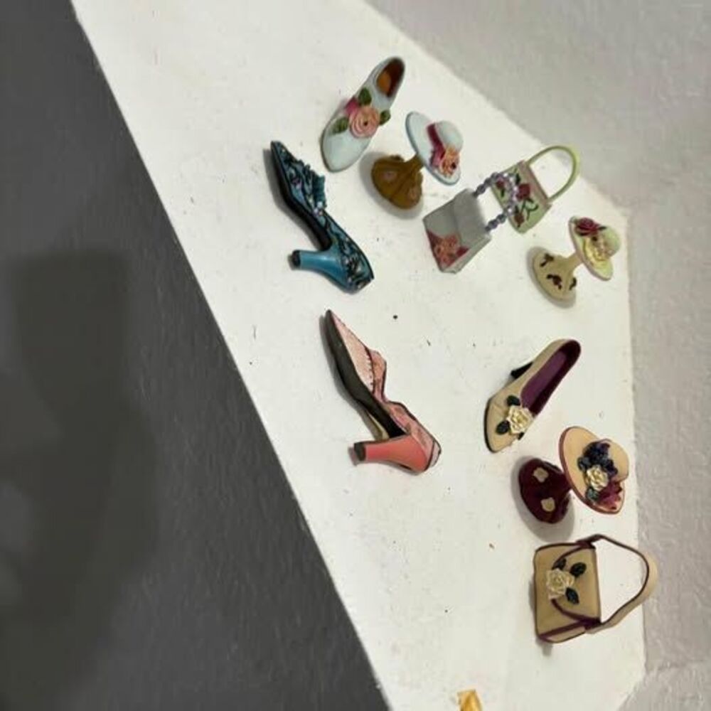 10 pcs Miniature High heel Shoe W/Handbag Purse & hat on stand magnet (tan4)
